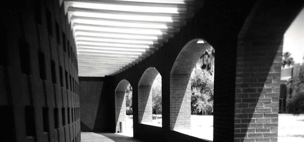 A grey-scale photo of a walkway in Arizona State University.